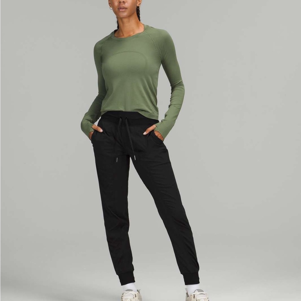 Lululemon Dance Studio Mid-Rise Jogger
Black (First Release)